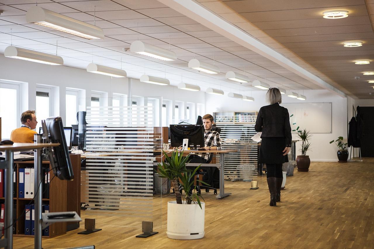 Jak dobrze oświetlić przestrzeń biurową?