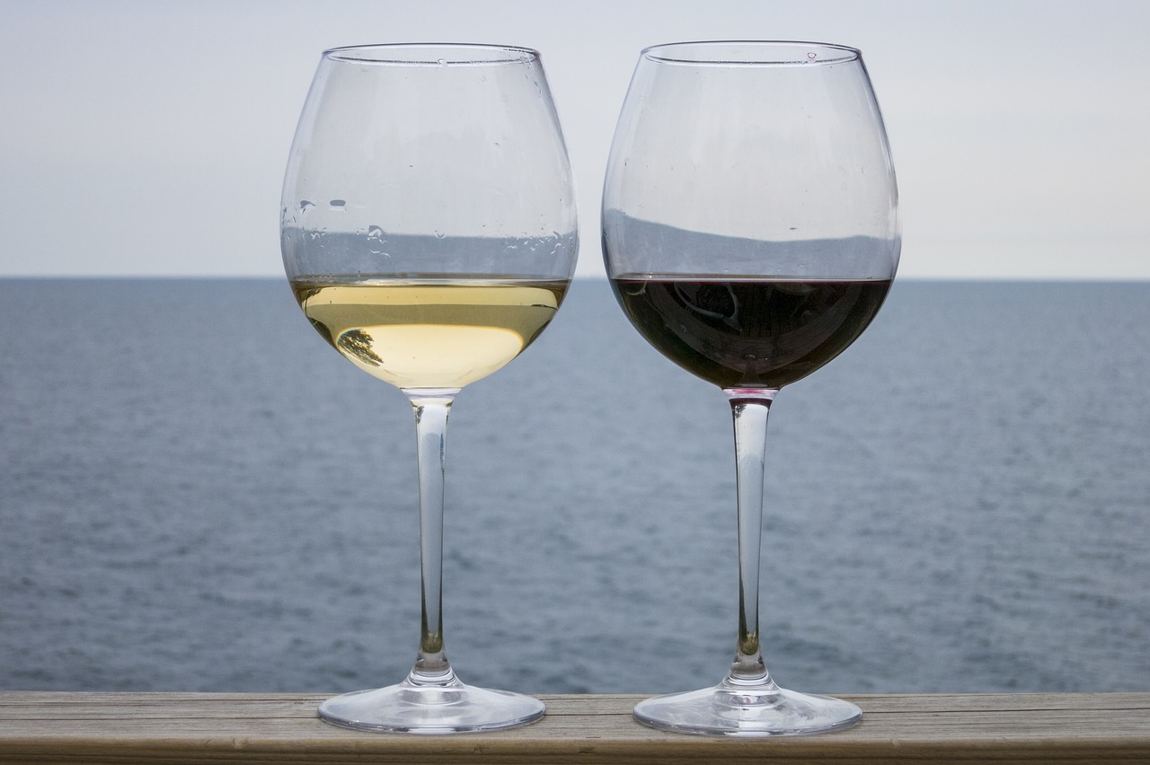 Kiedy pić białe, a kiedy czerwone wino?