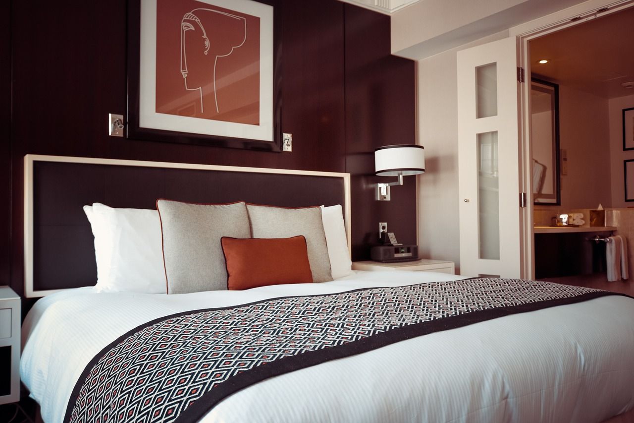 Co posiada standardowy pokój hotelowy?