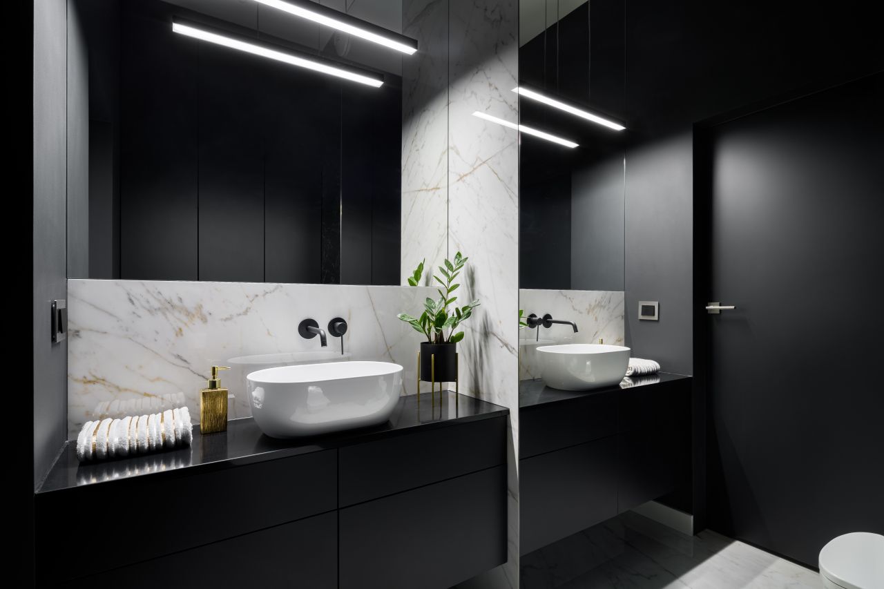 Łazienka w marmurze – atuty surowego stylu w łazience