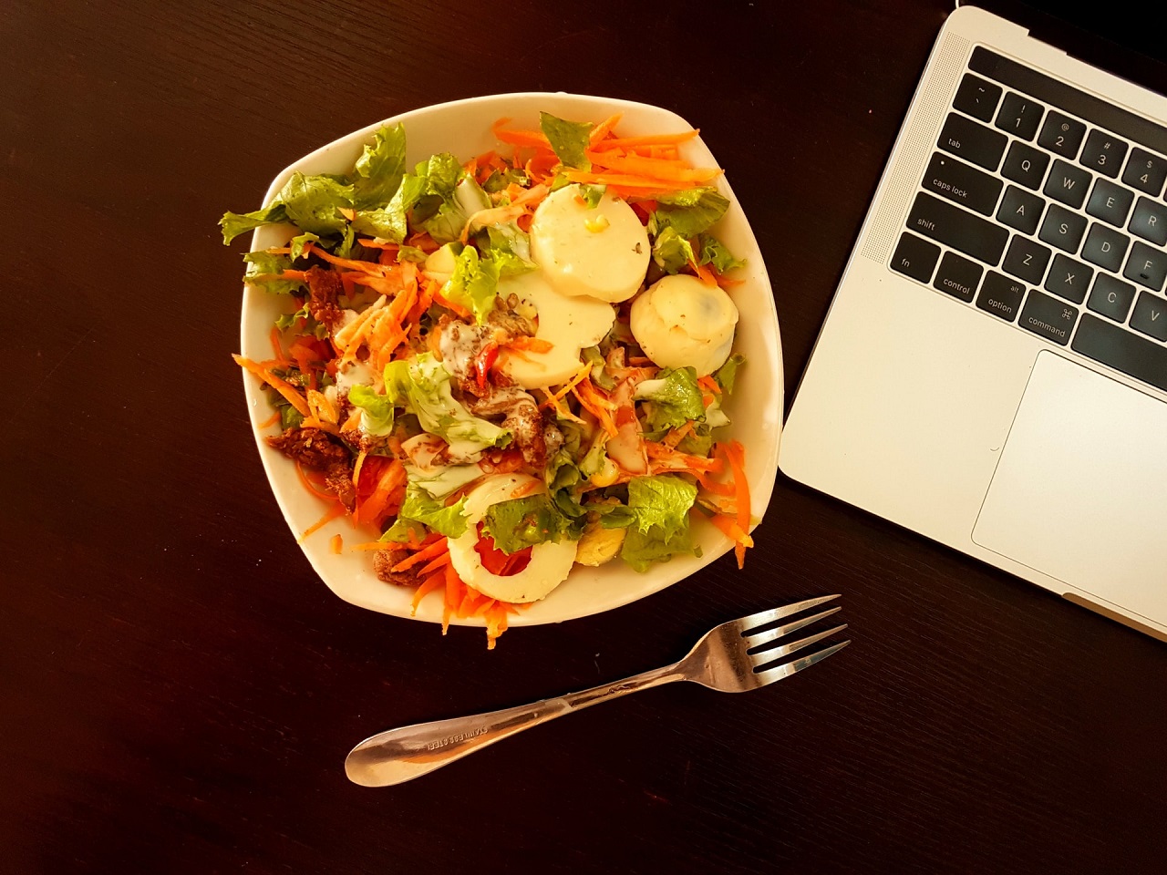 Jak w pracy jeść regularnie posiłki?