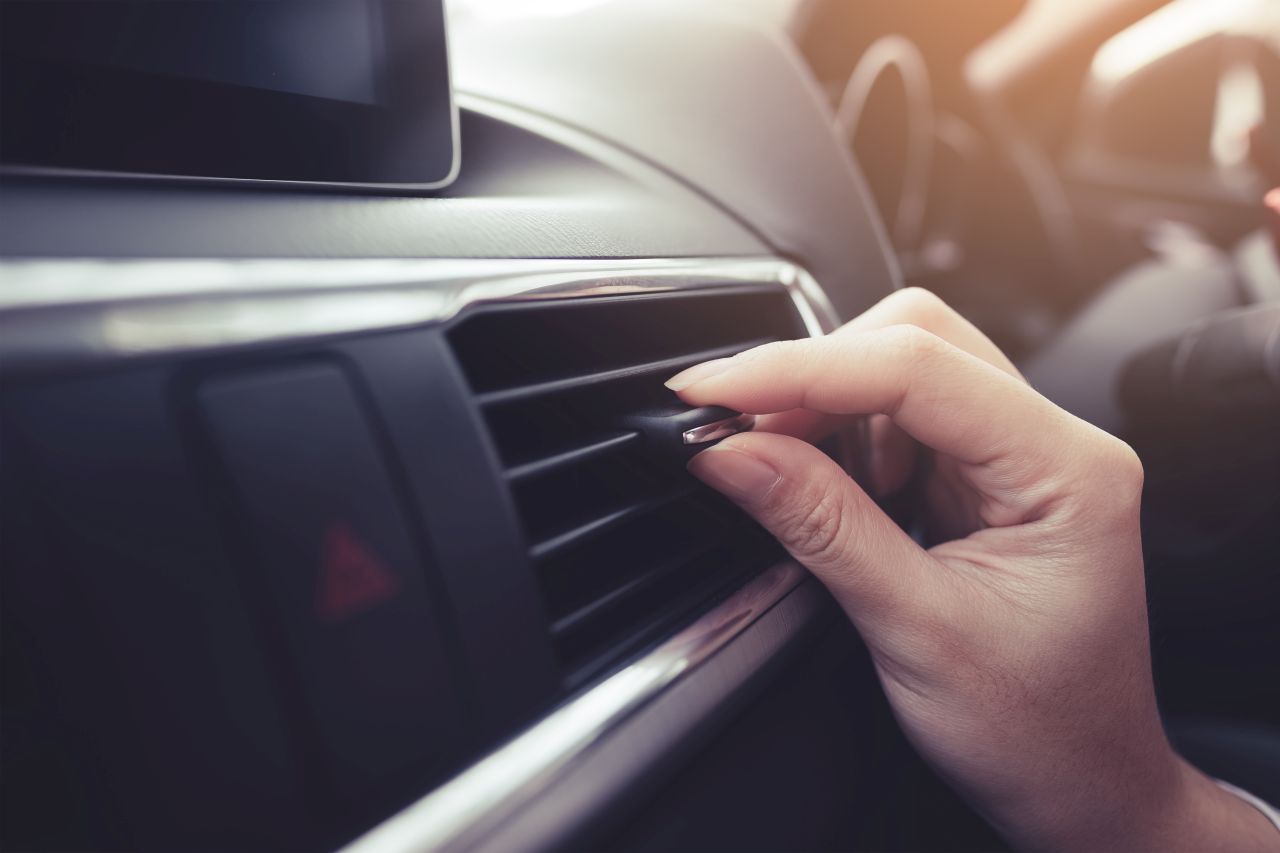 Gaz do klimatyzacji samochodowej – jakie zadania spełnia?