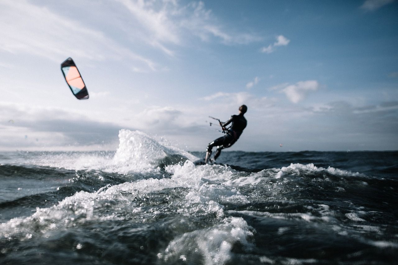 Kitesurfing – dlaczego warto go uprawiać?